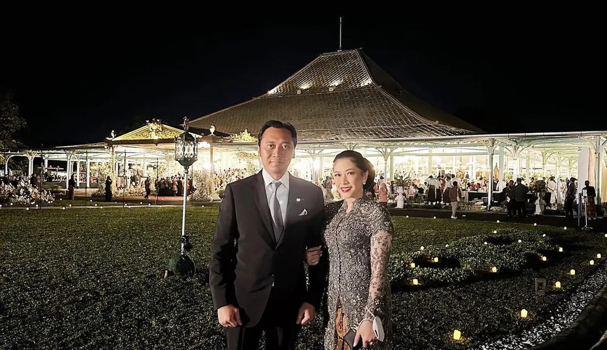 Hadiri pernikahan Kaesang dan Erina, Aliya memilih kebaya brokat potongan asimetris warna abu-abu tua yang dipadukan rok batik. [@ruby_26]