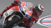 Aksi pembalap Ducati, Jorge Lorenzo pada latihan bebas MotoGP Republik Ceko 2017 di Sirkuit Brno. (Michal Cizek / AFP)