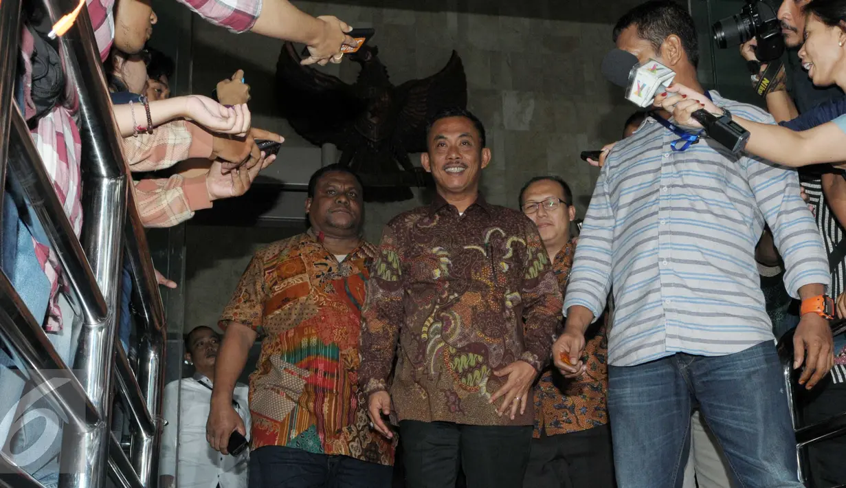 Ketua DPRD DKI Jakarta, Prasetyo Edi Marsudi keluar dari Gedung KPK, Jakarta, Senin (11/4). Prasetyo diperiksa sebagai saksi tersangka M Sanusi dalam kasus dugaan suap pembahasan Raperda terkait reklamasi Teluk Jakarta. (Liputan6.com/Helmi Afandi)