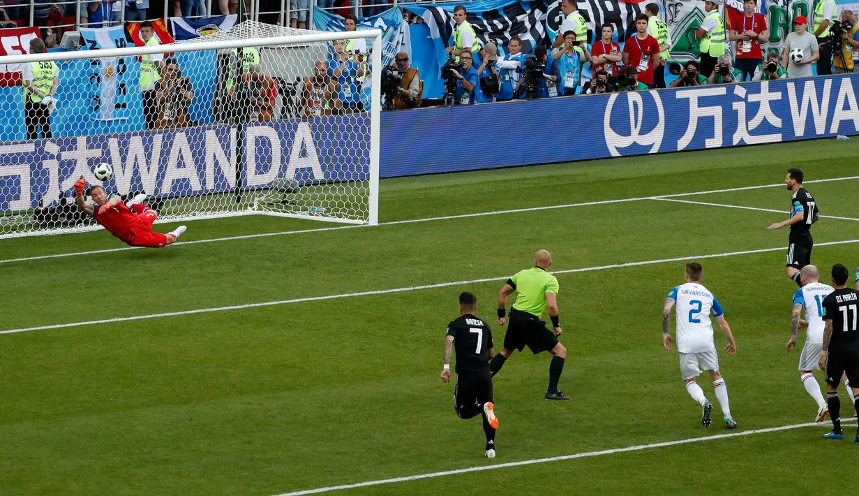 Momen saat pemain Argentina, Lionel Messi gagal mengeksekusi penalti dalam  laga Grup D Piala Dunia 2018 antara Argentina dan Islandia di Stadion Spartak, Moskow, Rusia, Sabtu (16/6). Pertandingan berakhir imbang 1-1. (AP Photo/Rebecca Blackwell)