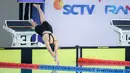 Selebritas Indonesia, Caitlin Halderman melakukan loncatan saat berkompetisi dalam cabang olahraga renang nomor gaya dada 50 meter putri Turnamen Olahraga Selebriti Indonesia (TOSI) Season 3 yang berlangsung di PPOP Ragunan, Jakarta Selatan, Sabtu (19/10/2024). (Bola.com/Bagaskara Lazuardi)