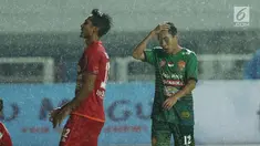 Pemain tengah PS TNI, Erwin Ramdani (kanan) memegang kepala saat gagal mencetak gol ke gawang Arema FC dilanjutan Liga 1 Indonesia di Stadion Pakansari, Bogor, Senin (3/7). Laga kedua tim berakhir imbang 0-0. (Liputan6.com/Helmi Fithriansyah)
