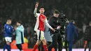 Pemain Arsenal, Kai Havertz memberikan gestur angka dua saat merayakan kemenangan timnya atas Ipswich Town pada laga lanjutan Liga Inggris 2024/2025 di Emirates Stadium, London, Inggris, Sabtu (28/12/2024) WIB. (AFP/Glyn Kirk)