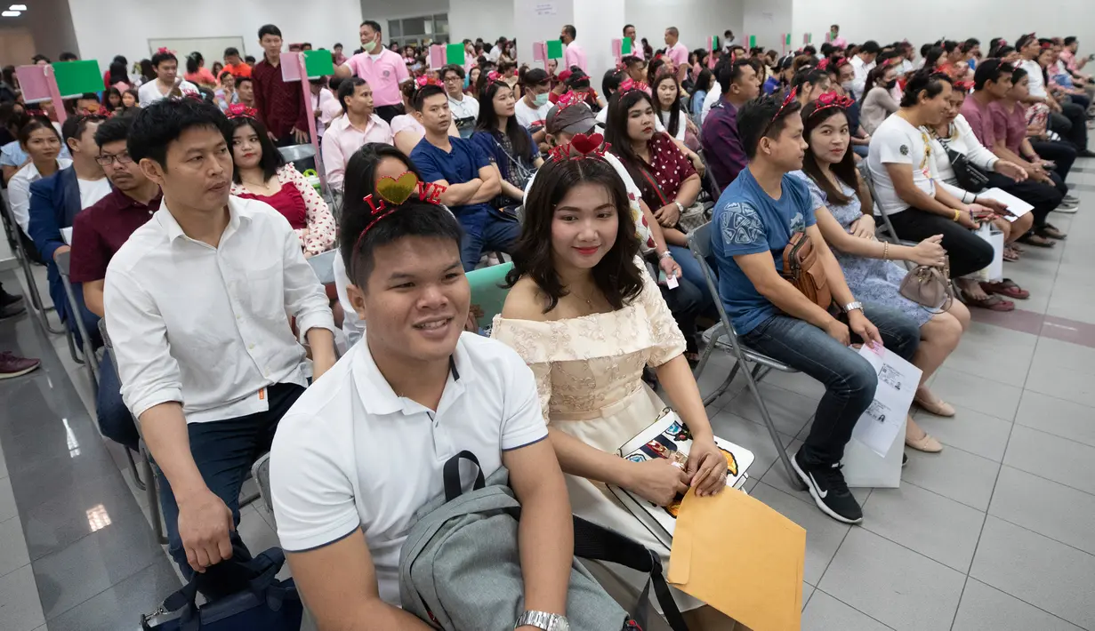 Puluhan pasangan menunggu untuk menandatangani surta nikah mereka pada Hari Valentine di Bang Rak atau Distrik Cinta di Bangkok, Thailand, Jumat (14/2/2020). Banyak pasangan menikah di Distrik Cinta karena mereka percaya akan membawa keberuntungan dan cinta yang tahan lama. (AP Photo/Sakchai Lalit)