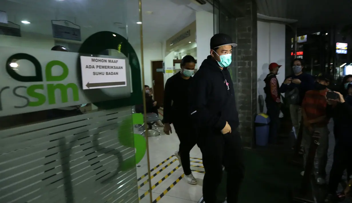 Panji melayat Glenn Fredly di RS (Deki Prayoga/Dream.co.id)