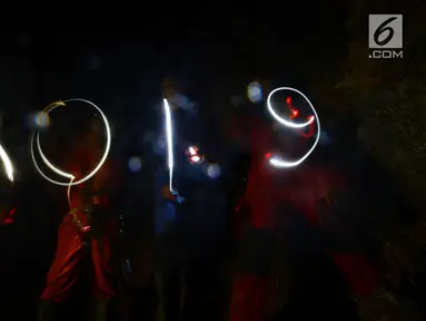 Sejumlah pegiat alam bebas menelusuri Gua Cibeutik, Desa Lingar Mukti, Kampung Cipancur, Jonggol, Jawa Barat, Selasa (1/1). Kegiatan malam tahun baru 2019 untuk menjalin tali silaturahmi antar sesama pegiat minat khusus (caving). (Merdeka.com/Imam Buhori)