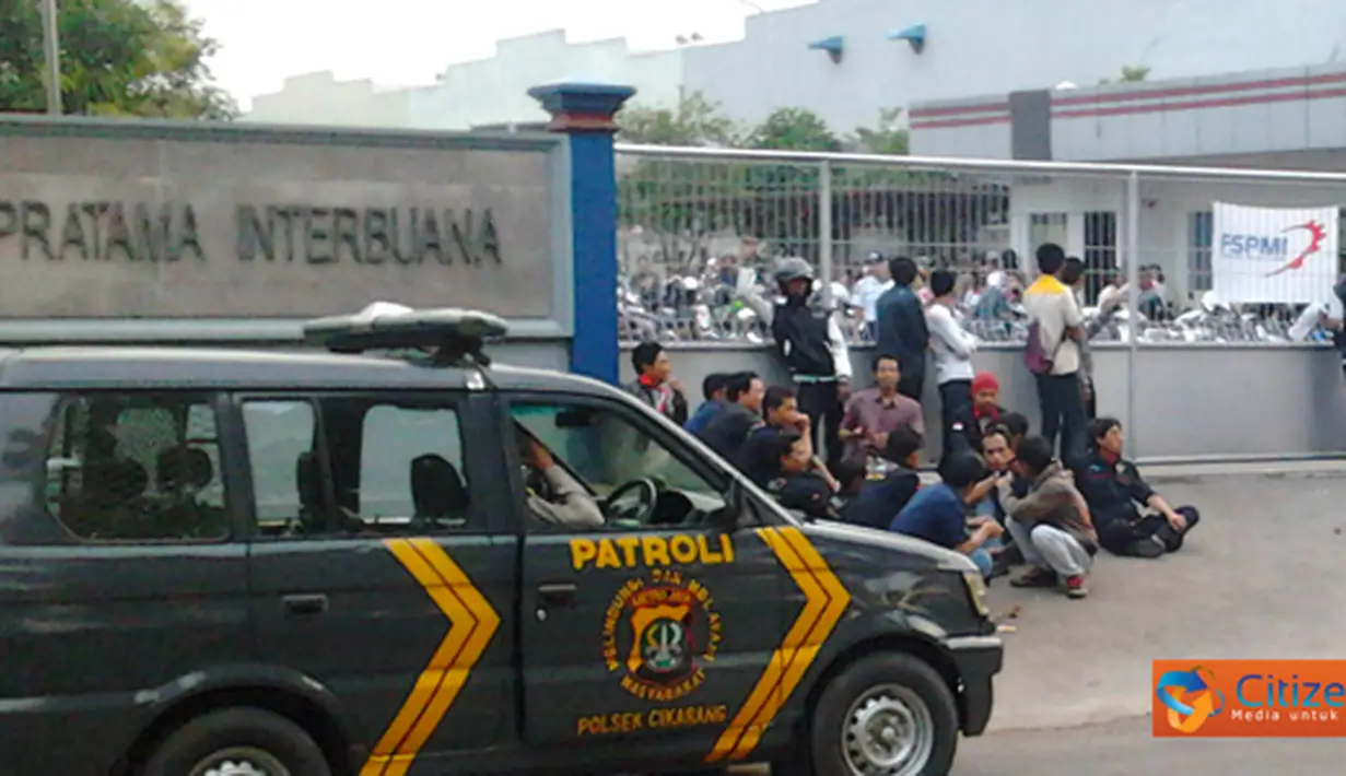 Citizen6, Bekasi: Pihak keamanan Jababeka bekerja sama dengan kepolisian sedang melakukan negosiasi dengan perwakilan SFPMI. (Pengirim: Patlisan)