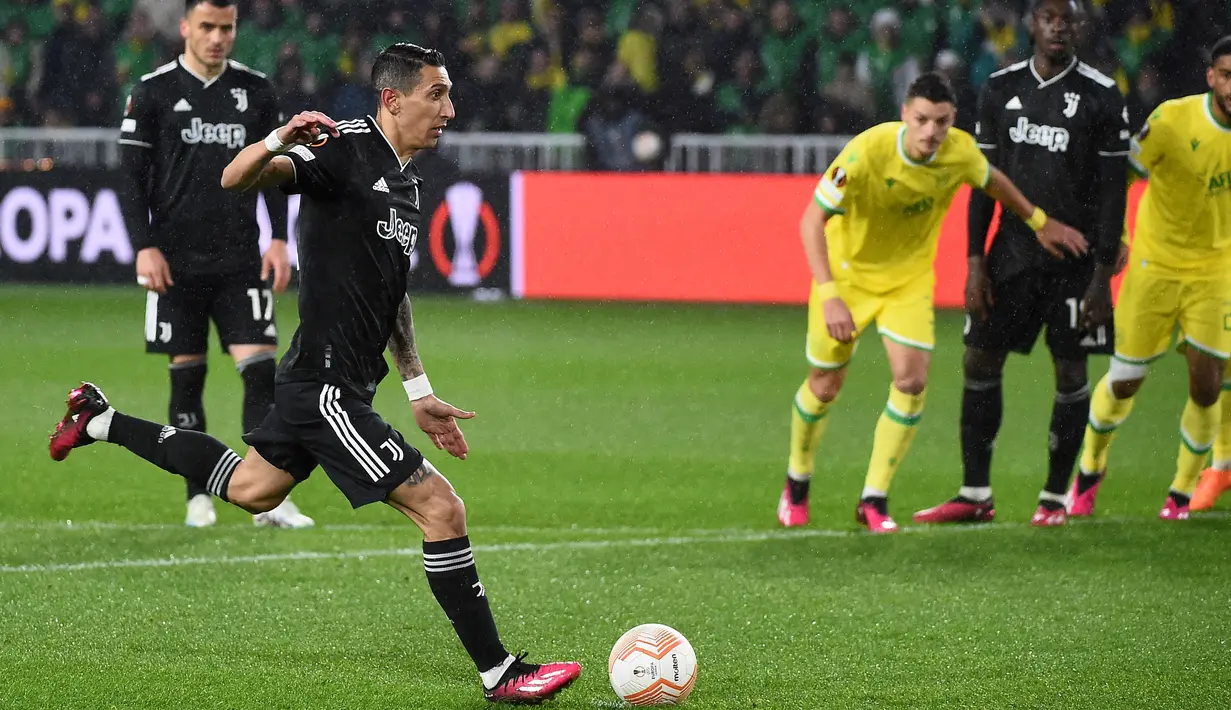 Pemain Juventus Angel Di Maria (dua kiri) menendang bola dari titik penalti yang membuahkan gol ke gawang Nantes dalam laga leg kedua play-off babak Liga Europa 2022/2023 yang berlangsung di Stade de la Beaujoire, Jumat (24/2/2023). Di Maria mencetak hattrick dalam kemenangan 3-0 atas Nantes. (AFP/Sebastien Salom-Gomis)