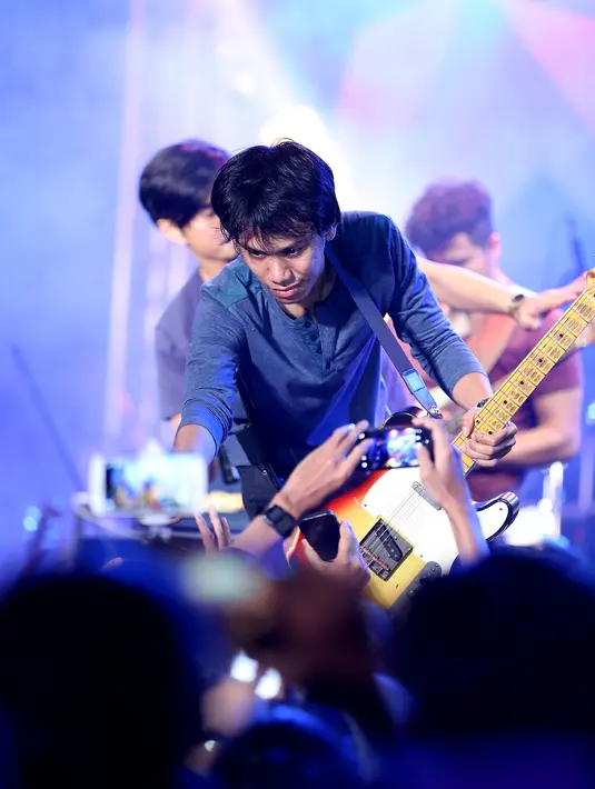 Konser ditutup dengan lagu 'Kisah Klasik Untuk Masa Depan' diteruskan dengan 'Bila Kau Tak di Sampingku'. (Andy Masela/Bintang.com)