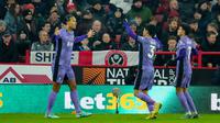 Pemain Liverpool Virgil van Dijk (kiri) merayakan bersama rekan satu timnya setelah mencetak gol ke gawang Sheffield United pada pertandingan sepak bola Liga Inggris. (AP Photo/Jon Super)