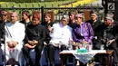 Presiden Joko Widodo (Jokowi) berbincang dengan Gubernur Jawa Barat, Ahmad Heryawan dalam acara Karnaval Kemerdekaan Pesona Parahyangan di Bandung,  Sabtu (26/8). Jokowi mengenakan baju adat Sunda dengan dominasi warna ungu. (Liputan6.com/Johan Tallo)