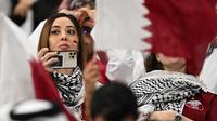 Seorang suporter wanita saat menghadiri pertandingan Grup A Piala Dunia 2022 antara Qatar melawan Ekuador di Stadion Al-Bayt, Doha, Minggu (20/11/2022). (AFP/Manan Vatsyayana)