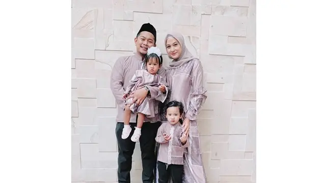 Hamil Anak Ketiga, Ini 6 Momen Kebersamaan Nina Zatulini dengan 'Keluarga Kecilnya'
