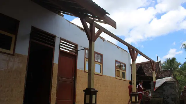 Gedung Rusak Bikin Siswa SD di Tulungagung Berbagi Ruang Kelas