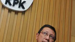 Menteri Agama Lukman Hakim menyimak pertanyaan wartawan saat menggelar konferensi pers di KPK, Jakarta, Kamis (5/11/2015). Kemenag meminta bantuan KPK untuk membangun sistem akuntabilitas pengawasan program pendidikan keagamaan.(Liputan6.com/Helmi Afandi)