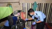 Petugas memeriksa sejumlah barang warga binaan lapas Sidoarjo. (Dian Kurniawan/Liputan6.com)