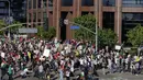 Ratusan massa pendukung Palestina berkerumun di depan Konsulat Israel di Los Angeles, Kalifornia, (20/7/2014), mendesak dihentikannya agresi militer Israel di jalur Gaza. (REUTERS/Jonathan Alcorn) 