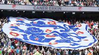 Para suporter Inggris merayakan keberhasilan menaklukan Turki 2-1 pada laga persahabatan. Sepanjang musim 2015/2016, Harry Kane dan Jamie Vardy berhasil menjadi mesin gol di klubnya masing-masing. (AFP/Paul Ellis)