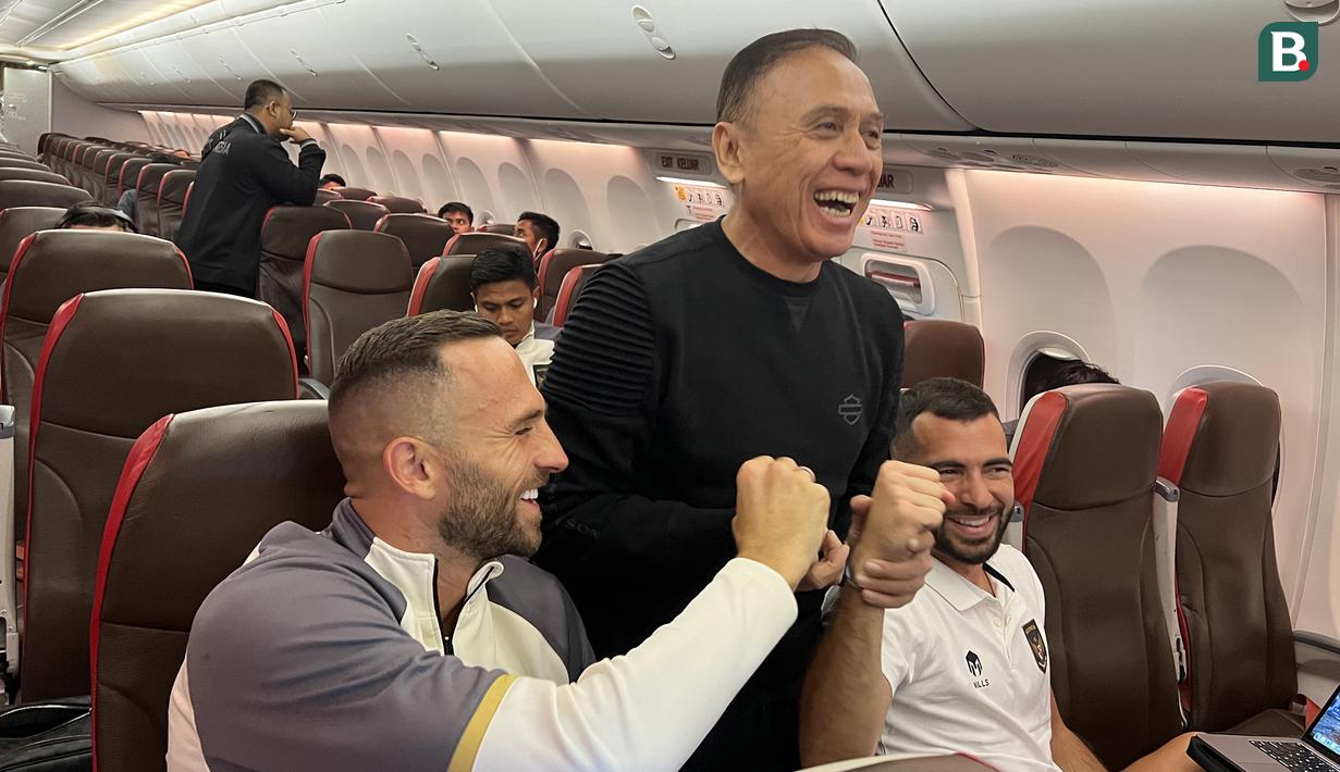 Timnas Indonesia akan melakoni laga kedua di Piala AFF 2022 menghadapi Brunei Darussalam di Stadion Kuala Lumpur FA, Senin (26/12/2022). Rombongan pemain dan ofisial tim termasuk Ketua Umum PSSI telah tiba di Malaysia pada Sabtu (24/12/2022) malam setelah menempuh perjalanan dengan jasa pesawat sewaan. Bola.com menjadi bagian rombongan selama perjalanan menggunakan pesawat sewaan yang lepas landas dari Bandara Soekarno-Hatta hingga mendarat di Bandara Kuala Lumpur. Berikut beberapa momen selama perjalanan yang berhasil ditangkap Bola.com. (Bola.com/Zulfirdaus Harahap)
