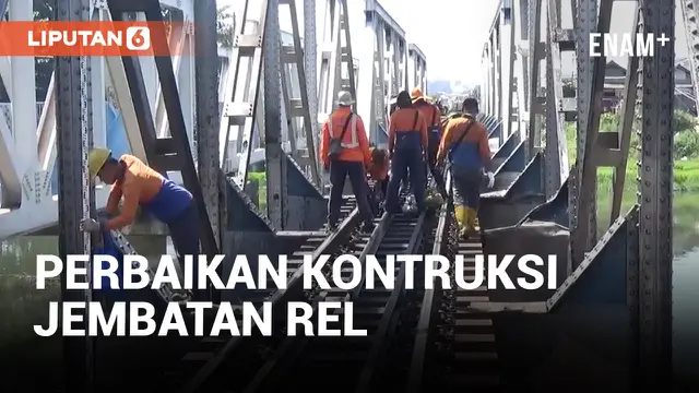Petugas KAI Perbaiki Konstruksi Jembatan Rel Pasca Tabrakan KA Brantas dengan Truk Tronton