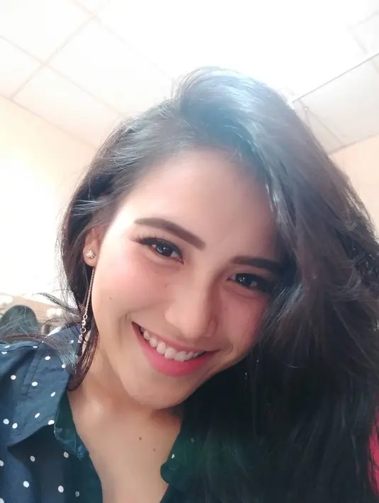 "Seng penting tetap sabar ya kak @ayutingting92 walaupun di hina oleh orang tetapi ak tetap sayang kok sama kakak," asharmdn. "Sabarr ka ayu, anggap cacian sebagai pujian Insyaallah Allah akan mengangkat derajat ka ayu amiiiinnn," tulis zahrapova7797.