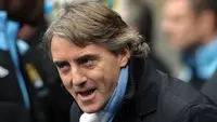 Pelatih kepala Manchester City, Roberto Mancini saat laga putaran ketiga Piala FA 2011/2012 melawan Manchester United yang berlangsung di Etihad Stadium, Manchester, 8 Januari 2012. (AFP/Paul Ellis)