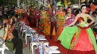 Para model memperagakan pakaiannya dalam ajang Banyuwangi Festival Batik 2015 yang bertema Batik on The Pedestrian. [Foto: Dian Kurniawan/Liputan6.com]
