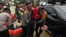 Personel Brimob Mabes Polri mengevakuasi korban banjir di Perumahan Vila Nusa Indah 3, Kabupaten Bogor, Jawa Barat, Selasa (4/3/2025). (merdeka.com/Arie Basuki)