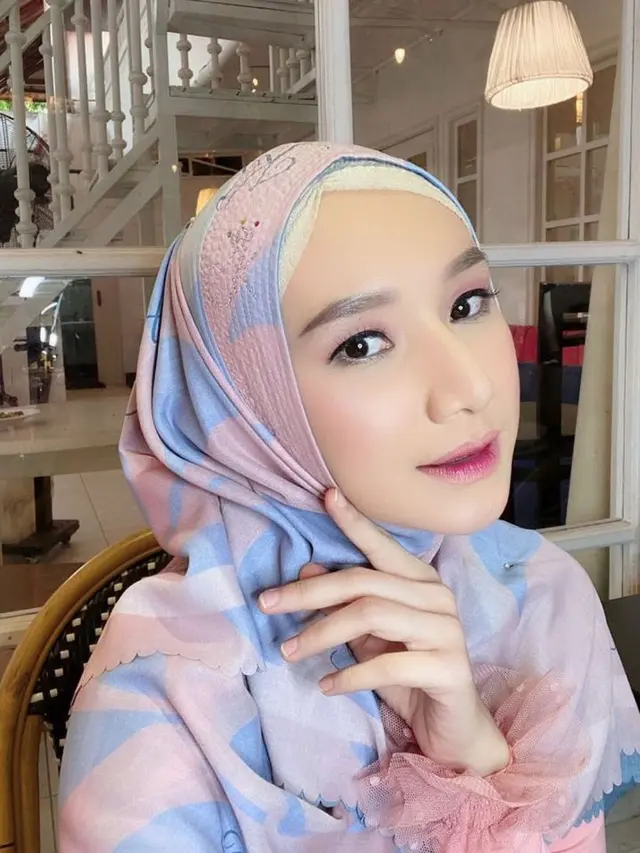 Biasa Natural, Ini 6 Potret Indri Giana Pakai Makeup Tebal yang Bikin Pangling