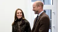 Pangeran William dan Kate Middleton mencicipi sari apel saat berkunjung ke Long Meadow Cider di Craigavon, Irlandia Utara pada 14 Oktober 2025. (Chris Jackson/POOL/AFP)