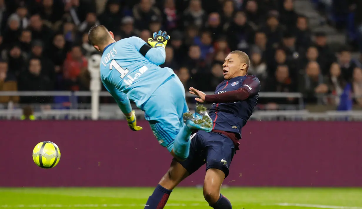Bomber Paris Saint-Germain, Kylian Mbappe berbenturan dengan kiper Olympique Lyon, Anthony Lopes dalam lanjutan Ligue 1 di Groupama Stadium, Senin (22/1). Lopes tak sengaja menerjang Mbappe hingga terjatuh saat hendak merebut bola. (AP/Laurent Cipriani)