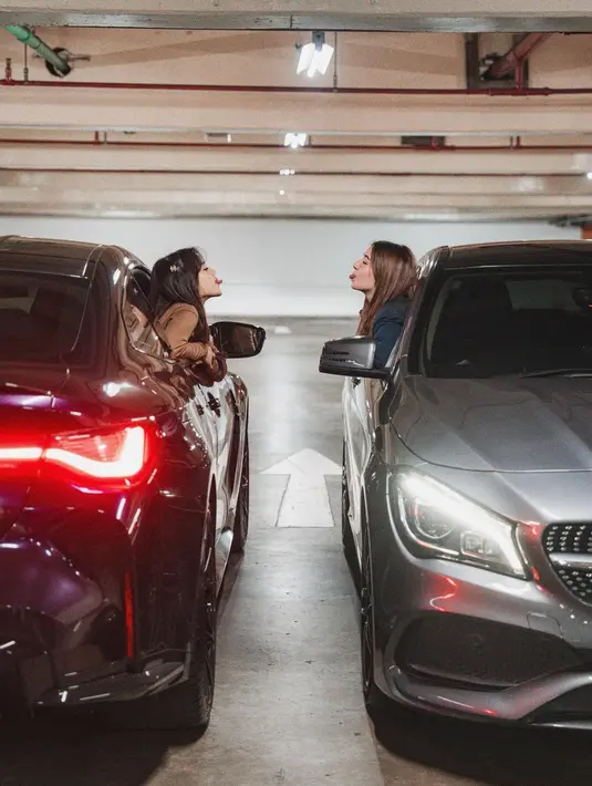 Tampil berbeda dari Fuji Utami, Dannia Salsabila terlihat lebih girly dengan busana gelap [@fuji_an]