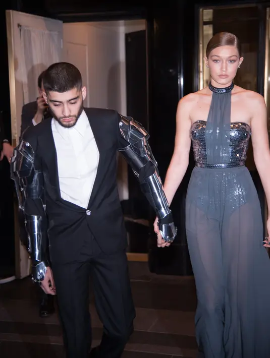 Di balik kemesraan yang selalu mereka hadirkan, ternyata keduanya menyimpan rasa sedih. Pasalnya, tersiar kabar bahwa pasangan Zayn dan Gigi tidak mendapat restu dari keluarga Gigi, terutama ibu Gigi. (AFP/Bintang.com)