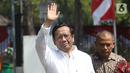 Mantan Ketua Mahkamah Konstitusi Mahfud MD melambaikan tangan saat tiba di kompleks Istana, Jakarta, Senin (21/10/2109). Kedatangan Mahfud MD berlangsung jelang pengumuman menteri Kabinet Kerja Jilid II oleh Presiden Joko Widodo atau Jokowi. (Liputan6.com/Angga Yuniar)