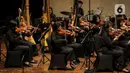 Penampilan orkestra grup musik Light Ministry Orchestra (LMO) dan Light Ministry Ensemble (LME), yang mayoritas siswanya berkebutuhan khusus, saat konser A Night of Light di Jakarta, Minggu (19/11/2023). (Liputan6.com/Angga Yuniar)