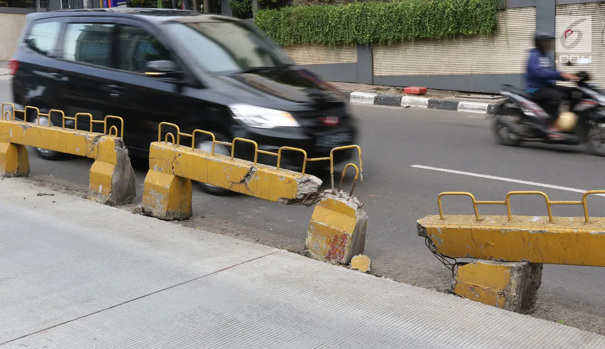 Kondisi pembatas jalur bus transjakarta yang rusak di Jalan Warung Jati Barat, Jakarta, Minggu (10/2). Kurangnya perawatan menyebabkan sejumlah pembatas di kawasan tersebut rusak sehingga butuh penanganan. (Liputan6.com/Immanuel Antonius)