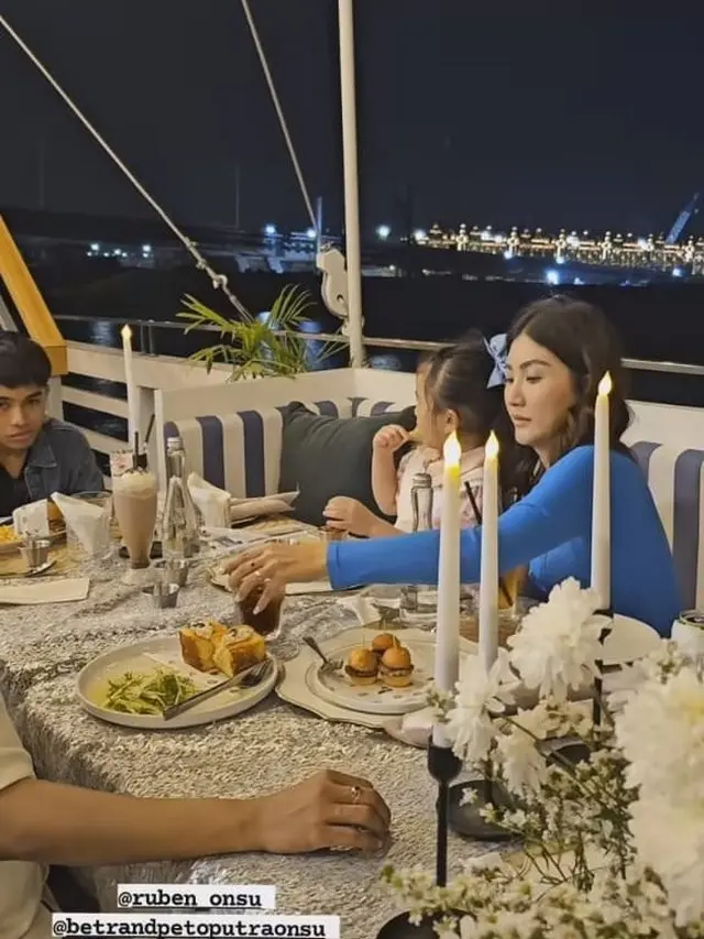 7 Potret Anniversary Pernikahan Sarwendah dan Ruben Onsu, Seru Rayakan di Kapal