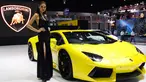 Model berpose di samping mobil Lamborghini Aventador LP700-4 selama Bangkok Internasional Motor Show 2016  di Thailand, (22/3). Tahun ini merupakan pergelaran ke-37 kalinya dari pameran otomotif terbesar ini. (REUTERS / Chaiwat Subprasom)
