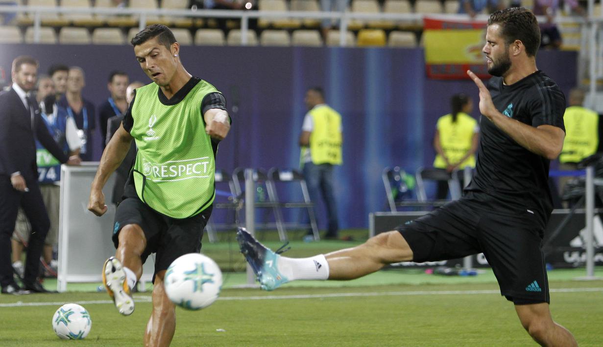 Bintang Real Madrid, Cristiano Ronaldo, melepaskan tendangan saat latihan jelang laga Piala Super Eropa di Stadion National Arena Filip II, Skpje, Senin (7/8/2017). Real Madrid akan bertanding melawan Manchester United. (AP/Boris Grdanoski)