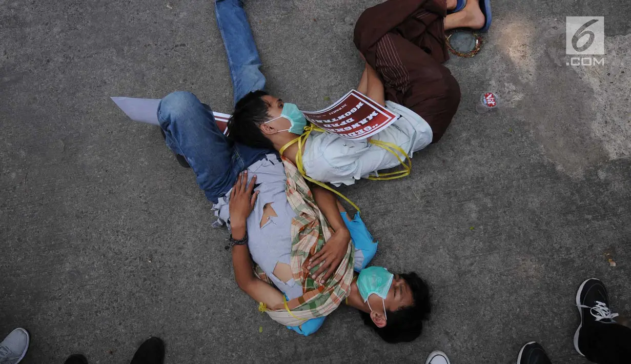 Massa Sekolah Antikorupsi Tangerang dan Ikatan Alumni Sekolah Antikorupsi menggelar aksi di depan Gedung IFA, Tangerang Selatan, Senin (8/10). Saat ini anggota DPRD Tangsel berkantor di Gedung IFA. (Merdeka.com/Arie Basuki)