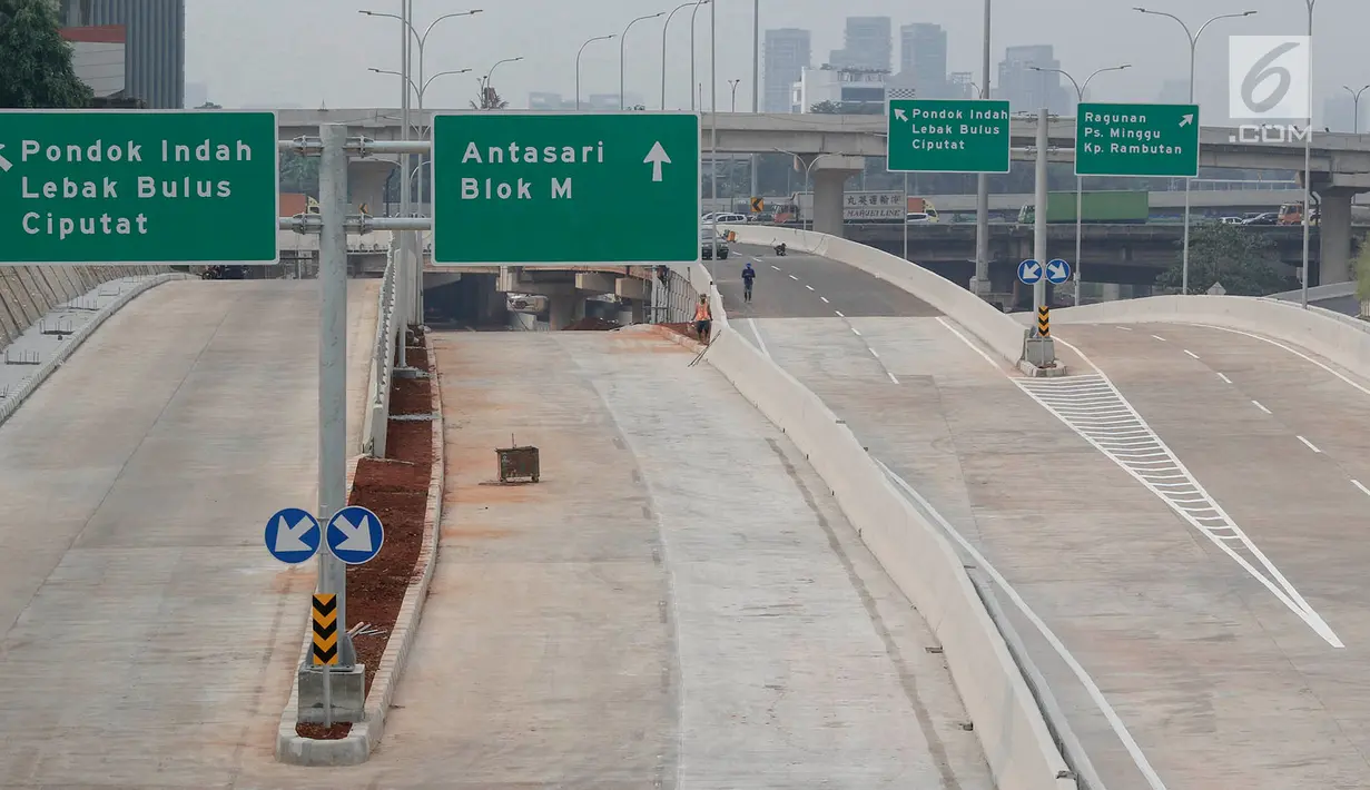 Suasana proyek pembangunan Tol Depok-Antasari (Desari) seksi 1 di Jakarta Selatan, Selasa (17/7). BPJT Kementerian PUPR memyatakan tol seksi 1 yang menghubungkan Antasari-Brigif sepanjang 5,80 km bakal segera selesai. (Liputan6.com/Immanuel Antonius)