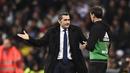 Pelatih Barcelona, Ernesto Valverde lakukan protes  pada laga semfinal Copa Del Rey yang berlangsung di stadion Santiago Bernabeu, Madrid, Kamis (28/2). Barcelona menang 3-0 atas Real Madrid. (AFP/Oscar Del Pozo)