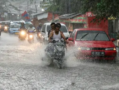 Hujan deras di wilayah Depok menyebabkan banjir di Komjen Pol M Jasin, Kelapa Dua, Depok, Jumat (12/2). Badan Meteorologi, Klimatologi, dan Geofisika (BMKG) menyatakan bahwa Indonesia akan memasuki puncak musim hujan. (Liputan6.com/Yoppy Renato)