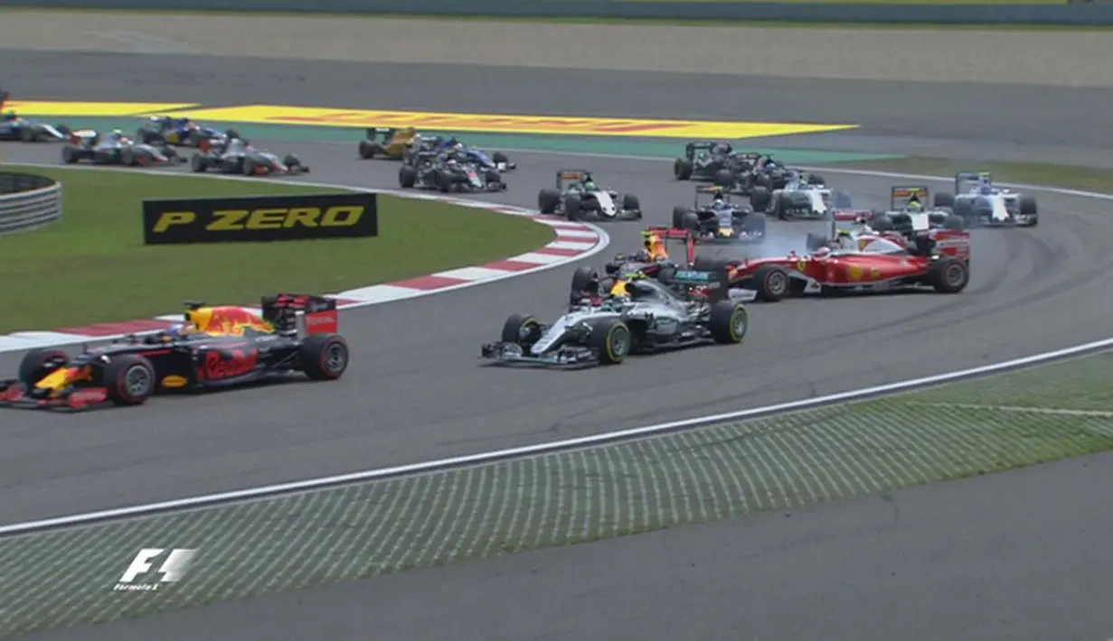 Dua pebalap Ferrari terlibat tabrakan di tikungan pertama F1 GP China di Sirkuit Internasional Shanghai, China, Minggu (17/4/2016). Kedua pebalap tetap bisa melanjutkan lomba. (Bola.com/Twitter/F1)