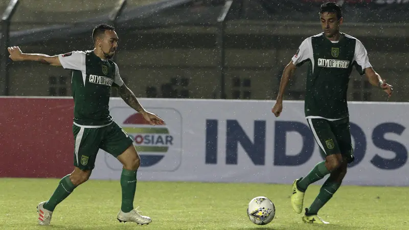 Gelandang Persebaya Surabaya, Damian Lizio, mengoper bola ke Otavio Dutra saat melawan Perseru Serui pada laga Piala Presiden 2019. (Bola.com/Yoppy Renato)