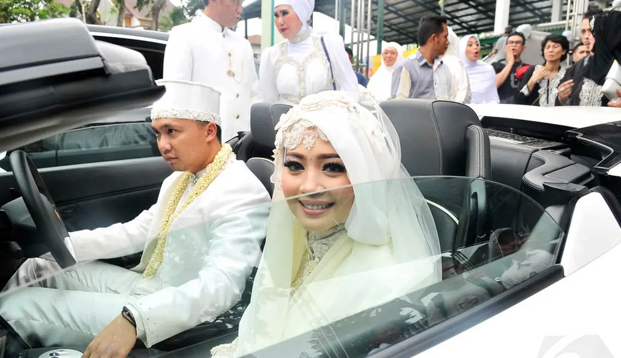 Nuri Maulida dan sang suami  meninggalkan tempat acara menggunakan mobil Lamborghini, Jakarta, Minggu (9/11/2014). (Liputan6.com/Panji Diksana) 