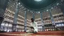 Umat Muslim membaca Al-Quran atau tadarus saat menjalani hari pertama Ramadan 1447 Hijriah di Masjid Istiqlal, Jakarta, Kamis (19/2/2026). (Kapanlagi.com/Budy Santoso)