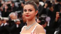 Selena Gomez saat tiba menghadiri pemutaran film "The Dead Don't Die" selama festival film internasional ke-72, Cannes, Prancis selatan (14/5/2019). Selena Gomez tampil glamor dengan kalung berlian 88,16 karat dengan cincin serupa di jari manisnya. (AFP Photo/ Loic Venance)