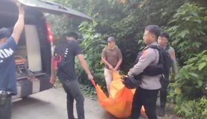Jasad wanita korban pembunuhan dua anggota TNI saat dievakuasi petugas kepolisian. (Liputan6.com/ Akbar Fua)