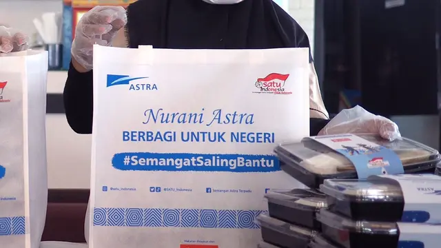 Pengemasan paket makanan siap saji dari Astra untuk pengemudi ojek online di wilayah Jakarta yang dilakukan secara bertahap pada hari ini (18/8).